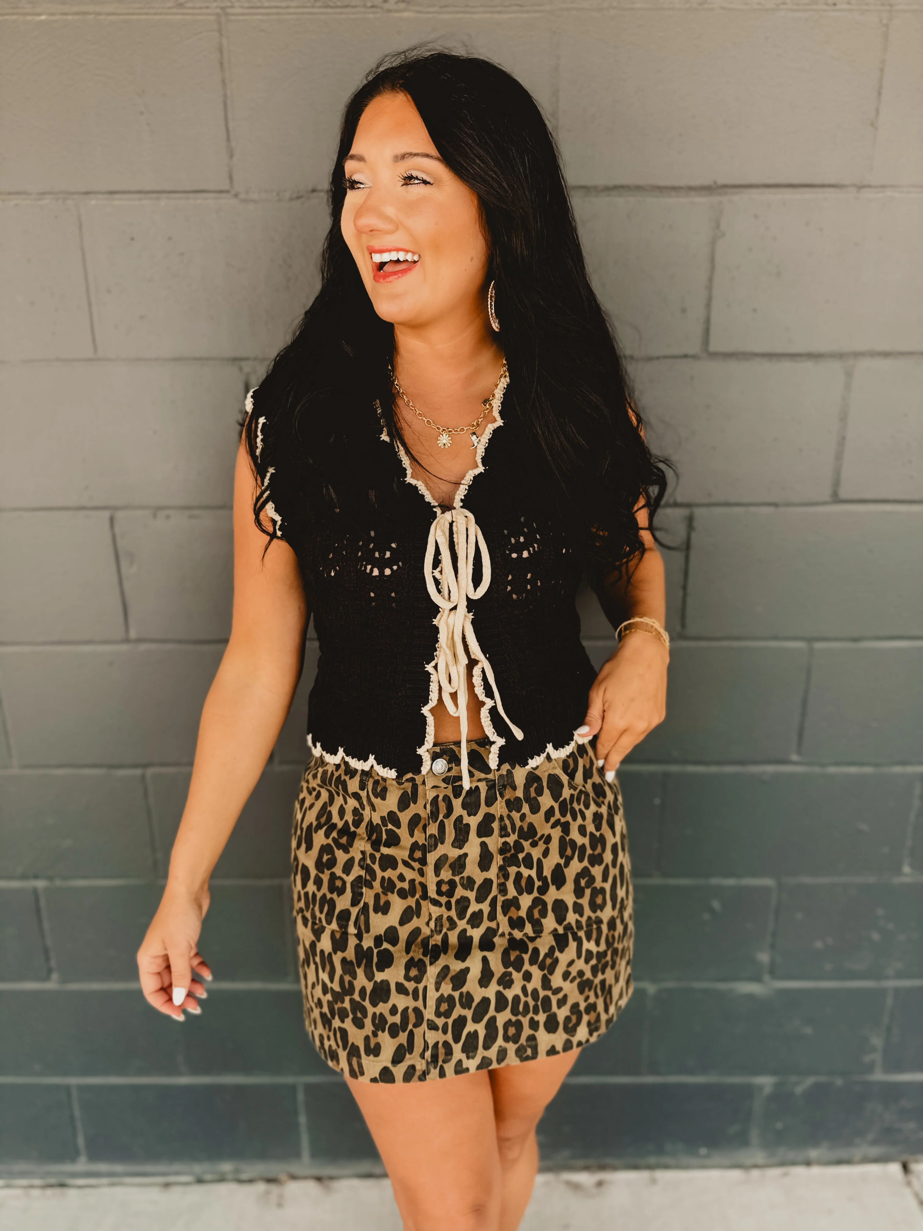 Scalloped Crochet Sweater Vest With Bow Details - Black/Natural